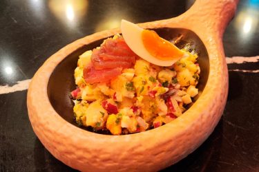 papas alliñadas con sashimi de atún rojo